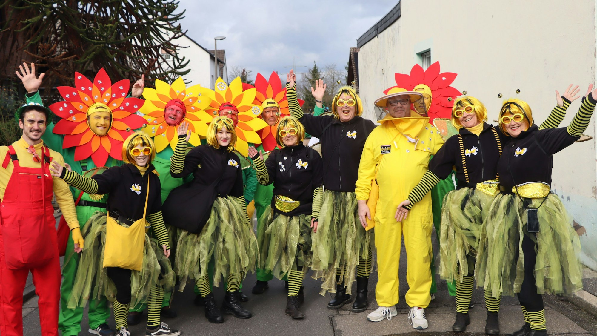 Zu sehen ist eine Gruppe Jecken kostümiert als Blumen und Bienen.