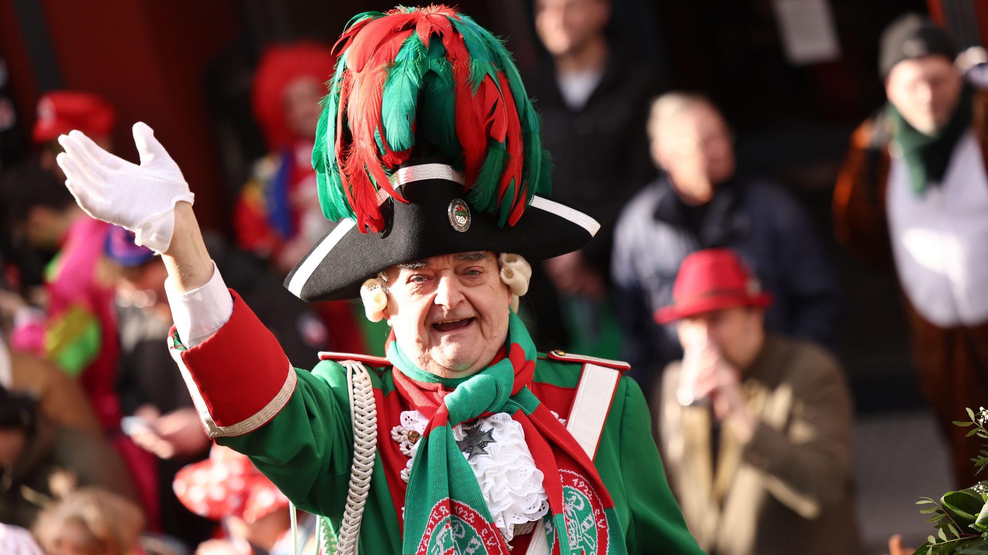 Herbert Reul, Innenminister des Landes Nordrhein-Westfalen, fährt im Rosenmontagsumzug mit.