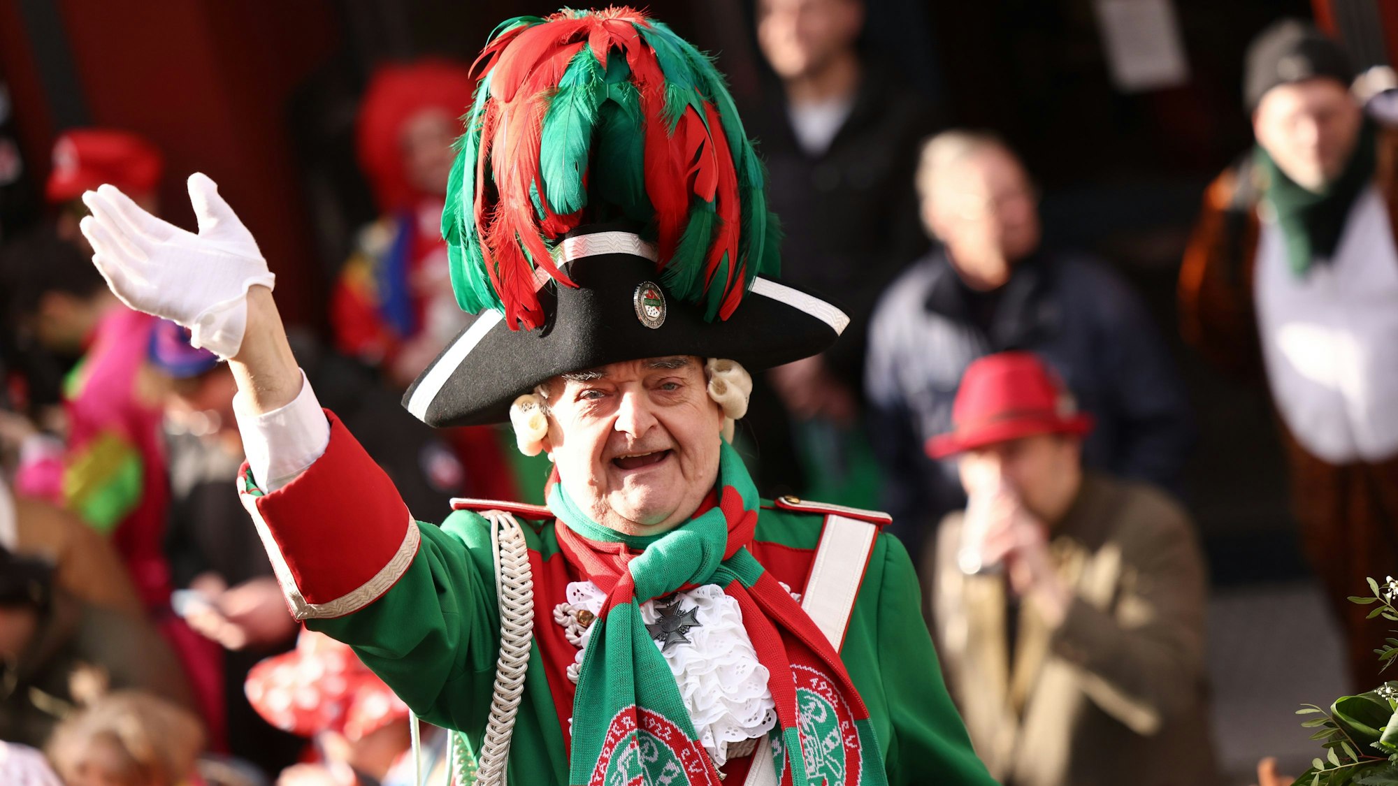 Herbert Reul, Innenminister des Landes Nordrhein-Westfalen, fährt im Rosenmontagsumzug mit.