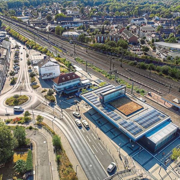 Das Luftbild zeigt Kerpen-Horrem mit dem Bahnhof im Vordergrund.