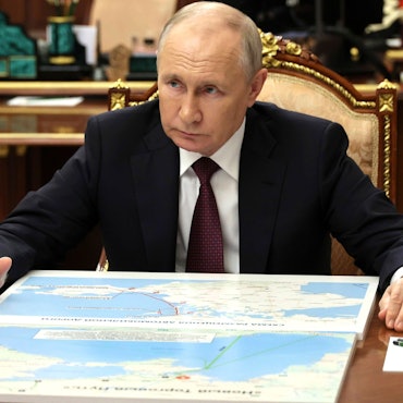 Wladimir Putin beim Studium einer Karte. Nach seinem Gespräch mit dem rechten US-Influencer Tucker Carlson wird der Kremlchef für seine historischen Ausführungen verspottet.