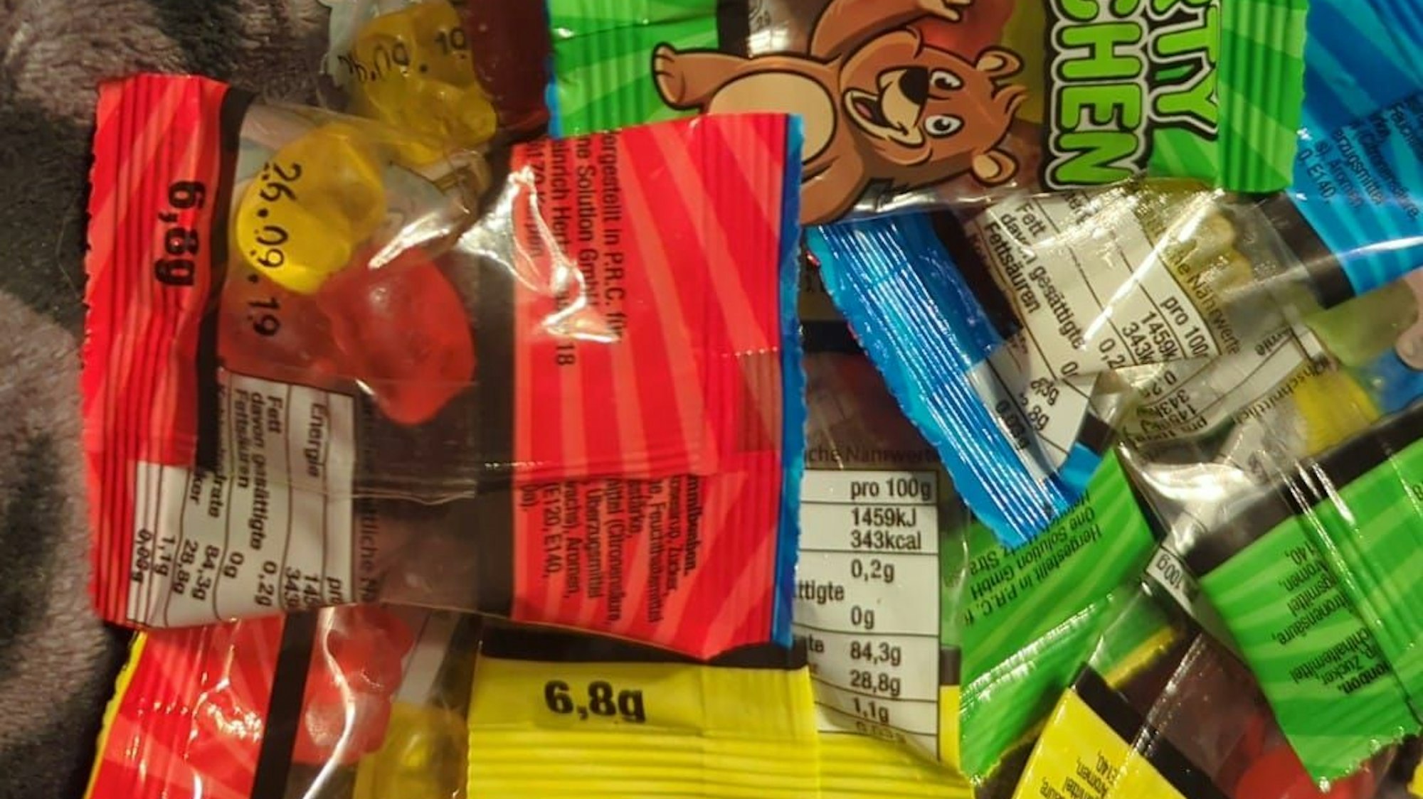 Auf dem Foto sind bunte Tütchen mit Gummibärchen zu sehen.