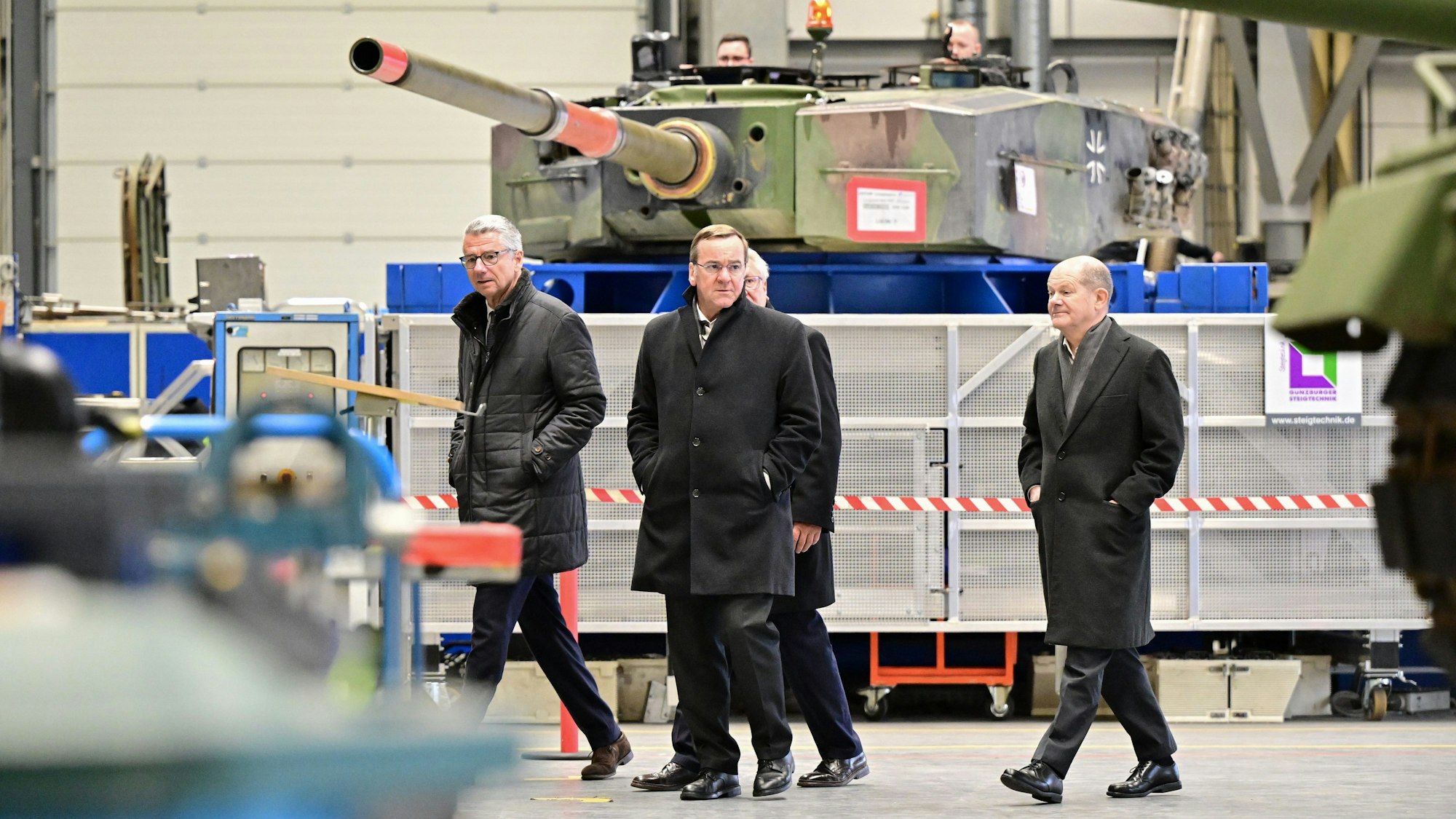 Begleitet wurde Bundeskanzler Olaf Scholz (r.) beim Besuch des Rheinmetall-Werks auch von Bundesverteidigungsminister Boris Pistorius (m.)