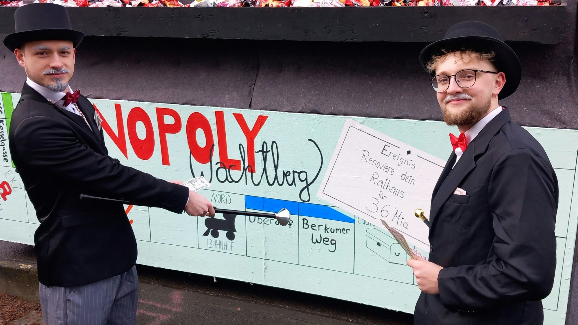 Paul Faßbender (l.) und Jelle Bollebakker vom Aktivkreis haben schon gewählt, welche Wachtberger Straße sie kaufen