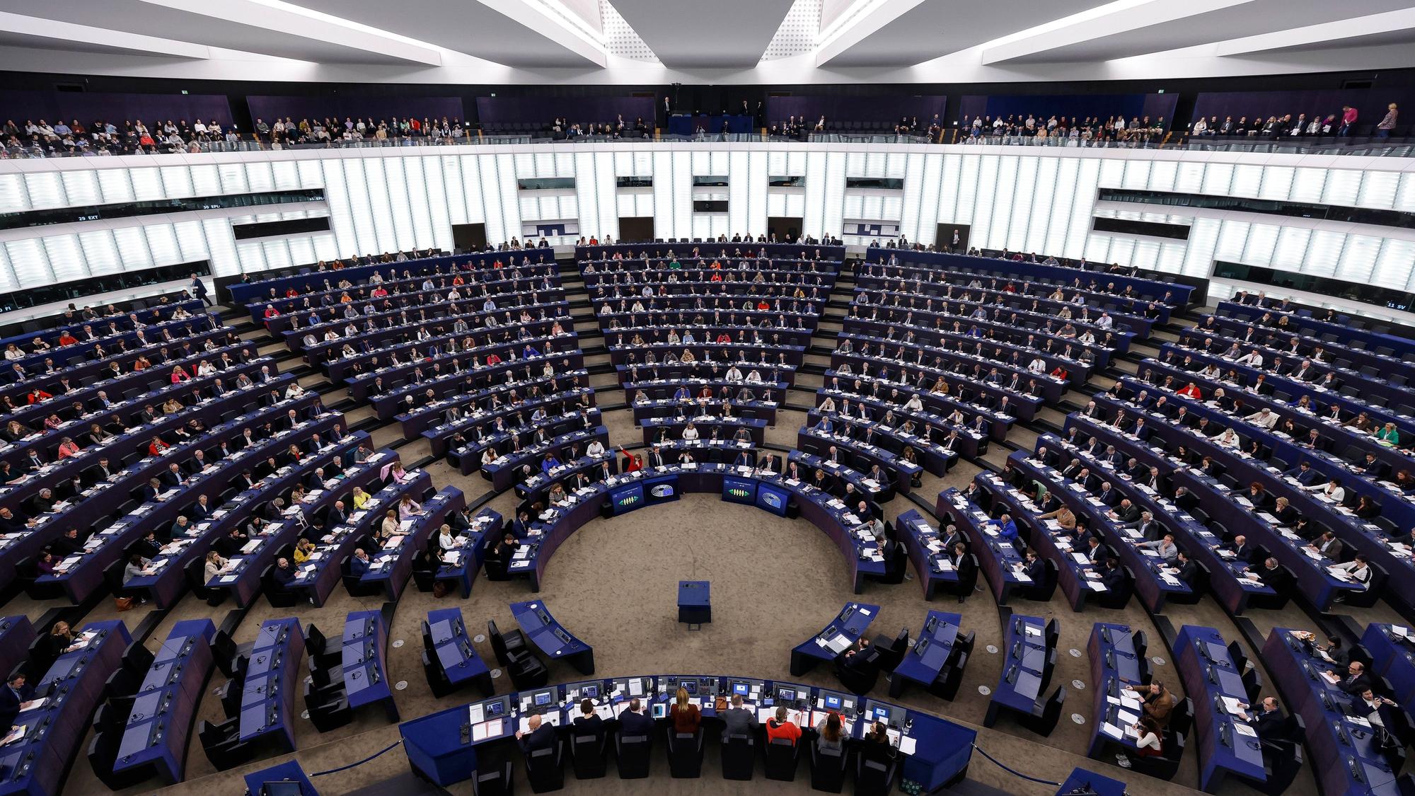ARCHIV - 14.03.2023, Frankreich, Straßburg: Mitglieder des Europäischen Parlaments stimmen über ein neues Gesetz ab. (zu dpa «EU-Einigung: Neue Regeln sollen Kampf gegen Menschenhandel verbessern») Foto: Jean-Francois Badias/AP/dpa +++ dpa-Bildfunk +++