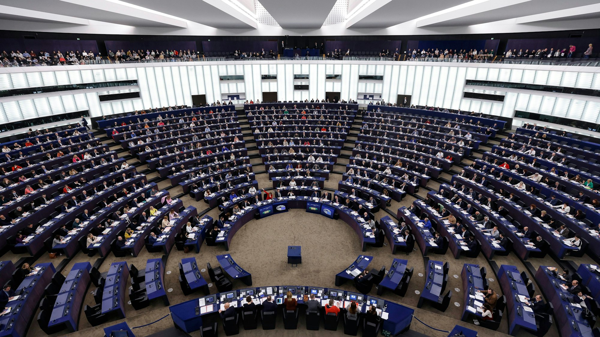 ARCHIV - 14.03.2023, Frankreich, Straßburg: Mitglieder des Europäischen Parlaments stimmen über ein neues Gesetz ab. (zu dpa «EU-Einigung: Neue Regeln sollen Kampf gegen Menschenhandel verbessern») Foto: Jean-Francois Badias/AP/dpa +++ dpa-Bildfunk +++