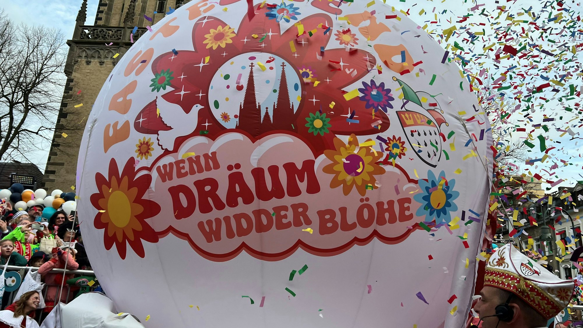 Zum Ende des Rosenmontagszuges wurde das neue Motto bekanntgegeben.