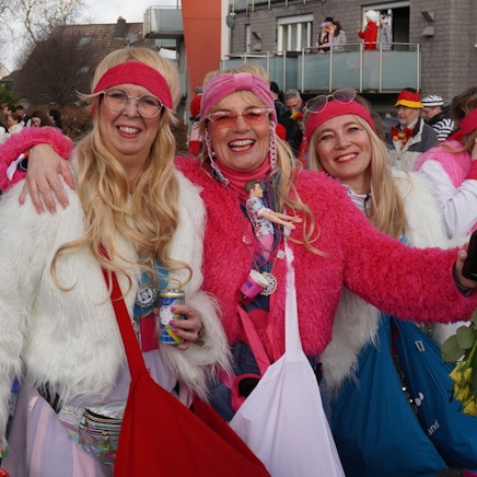 Vier Närrinnen, die als Barbies verkleidet sind.