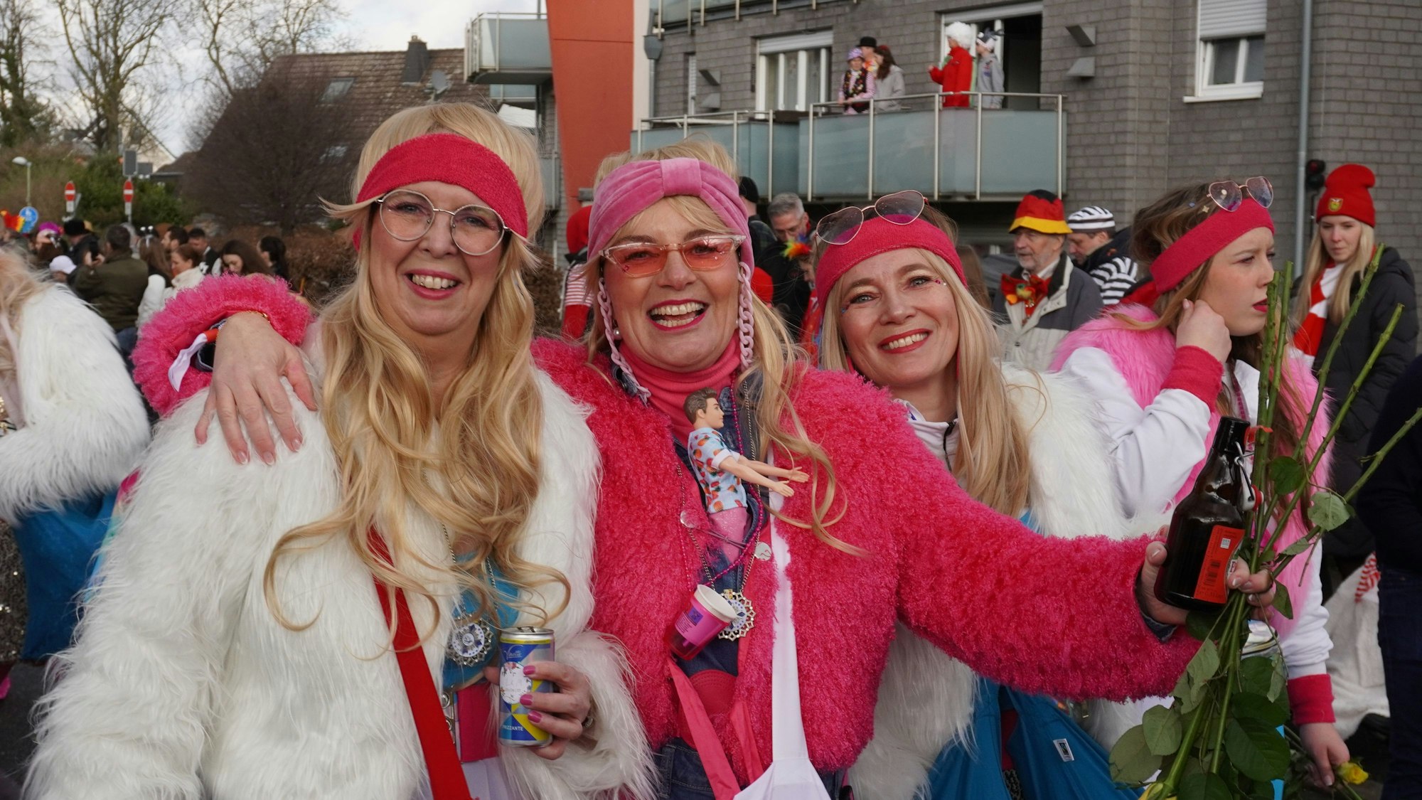 Vier Närrinnen, die als Barbies verkleidet sind.