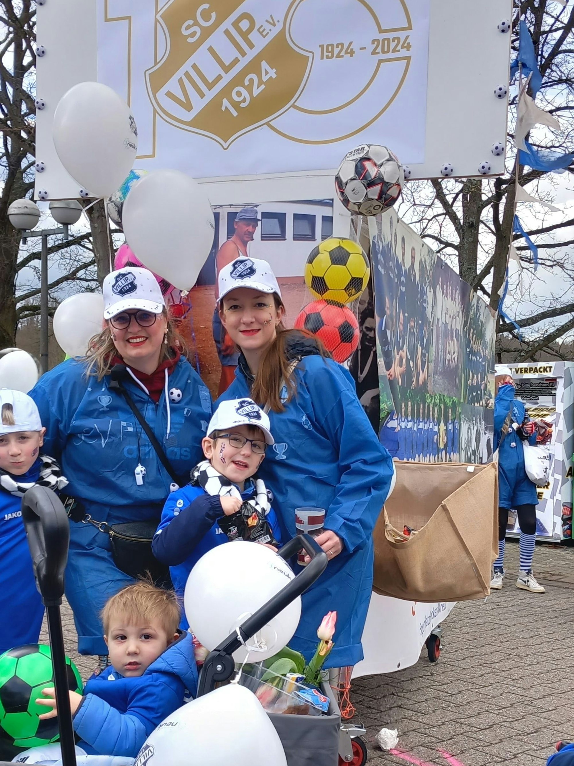 Mit 100 Bällen zum 100. des SC Villip, vornedran ein Plakat des unvergessenen Platzwartes Riecke Hannes