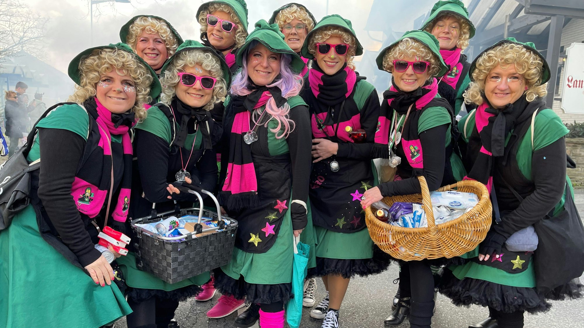 „Zippchens Möhne“ mit den Goldlöckchen tanzten durch Uckerath und verteilten Wegzehrung aus ihren Körbchen.