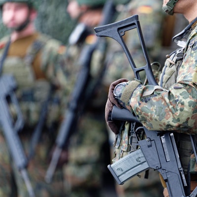 Soldaten stehen beim Antrittsbesuch von Verteidigungsminister Pistorius auf einem Gelände.