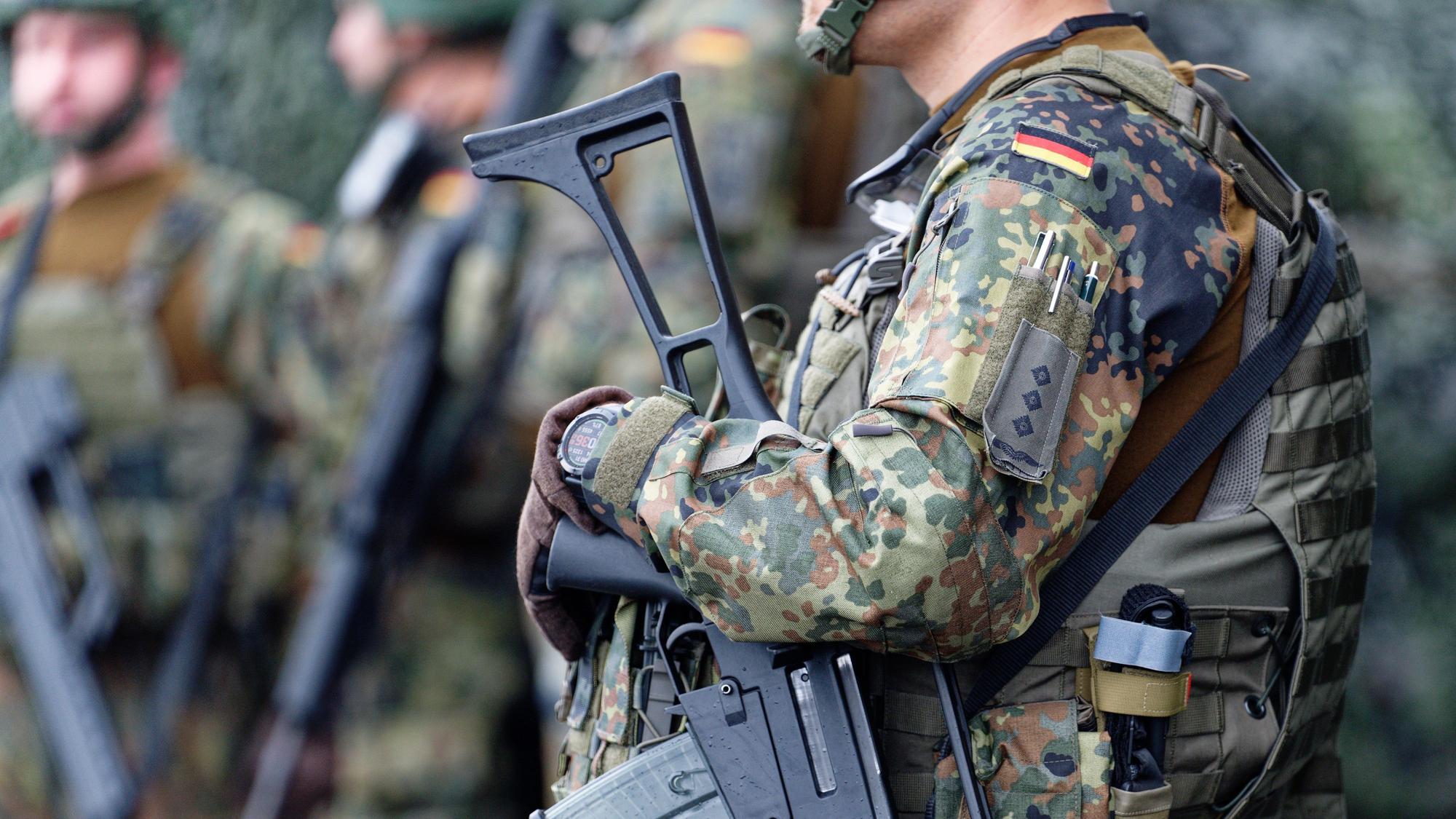 Soldaten stehen beim Antrittsbesuch von Verteidigungsminister Pistorius auf einem Gelände.