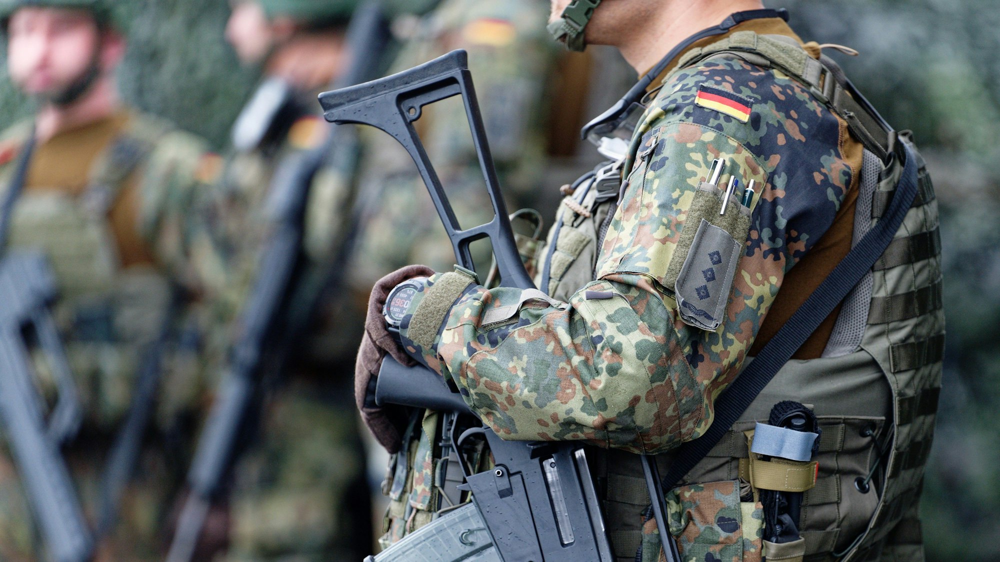 Soldaten stehen beim Antrittsbesuch von Verteidigungsminister Pistorius auf einem Gelände.