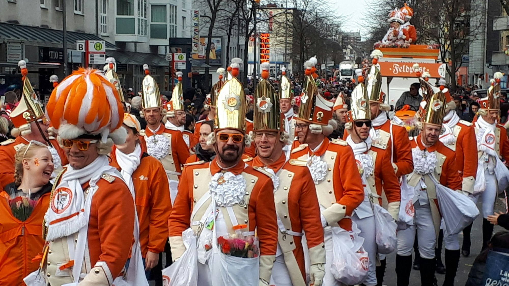 Beim Karnevalszug in Nippes, darf die Bürgerwehr natürlich nicht fehlen: Die Appelsine Funke hatten beste Stimmung bei ihrem Zug.