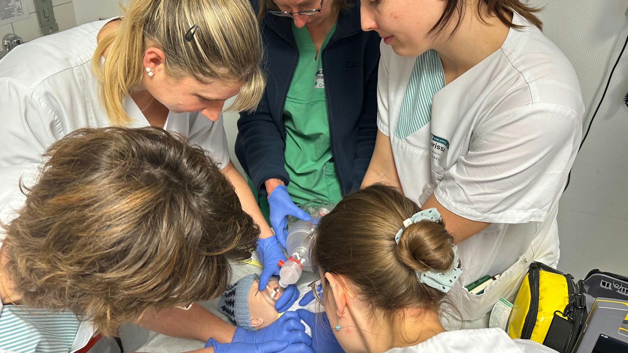 Herz- und Kreislaufstillstand bei einem sechs Monate alten Baby. An einer Puppe wird die Reanimation geübt.