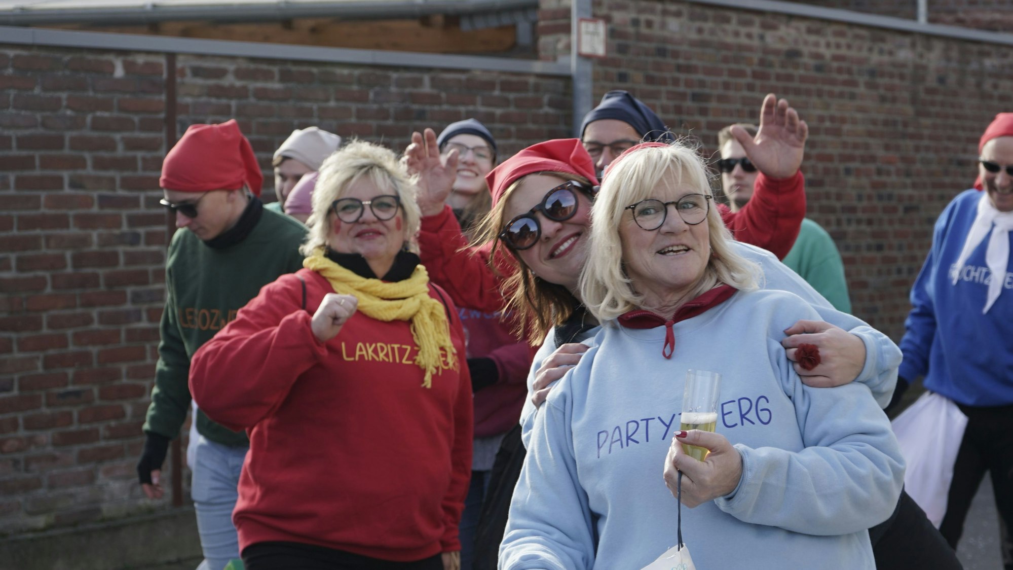 Frauen in Pullovern mit Aufschriften wie „Lakritzzwerg“ und „Partyzwerg“.