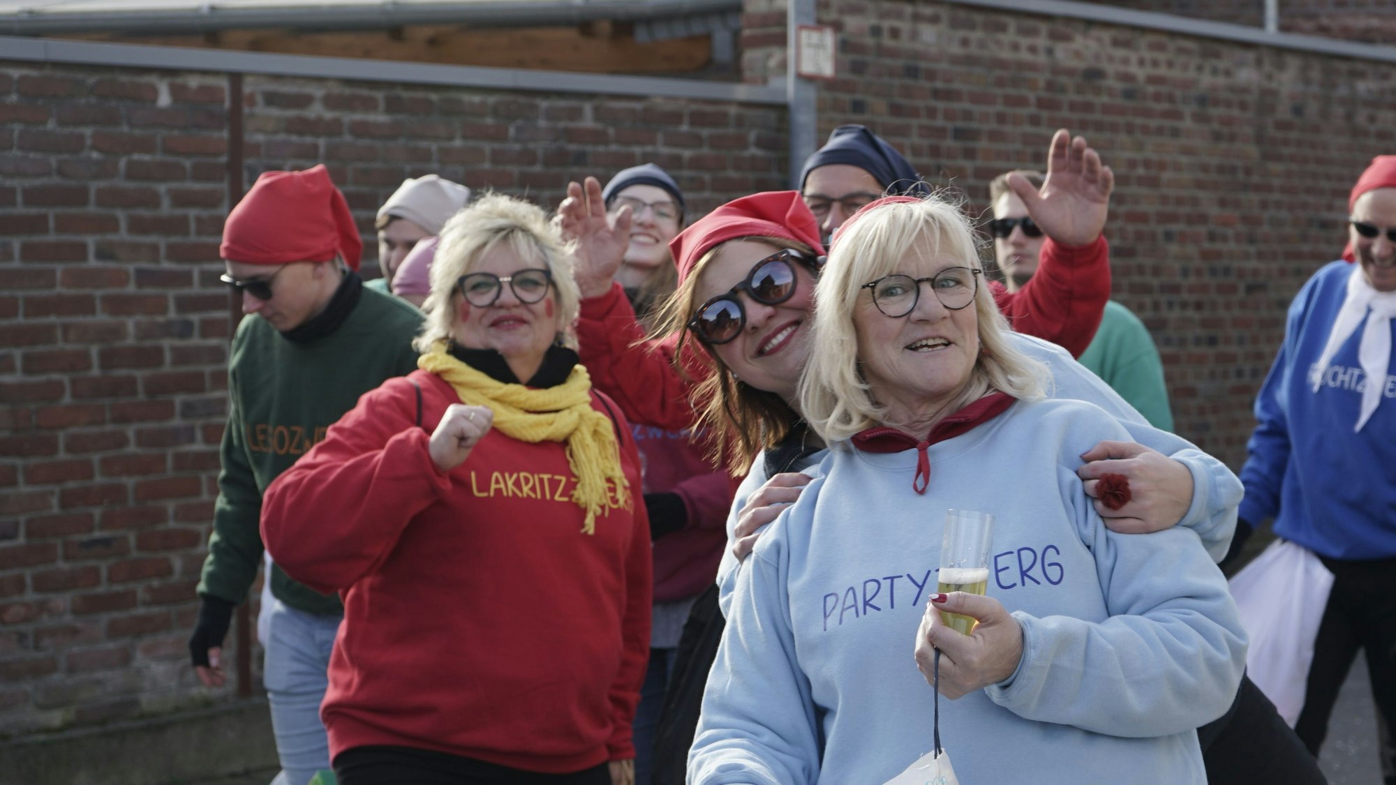 Frauen in Pullovern mit Aufschriften wie „Lakritzzwerg“ und „Partyzwerg“.