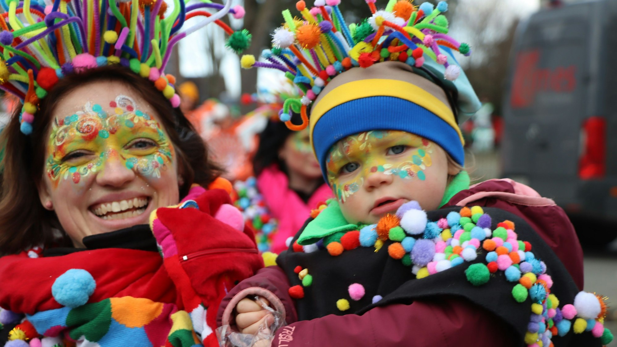 Die Jecken der KG „Jeck op Jück“ lieben Konfetti und haben sich im Mertener Zug 2024 deswegen selbst als buntes Konfetti auf den Weg gemacht.