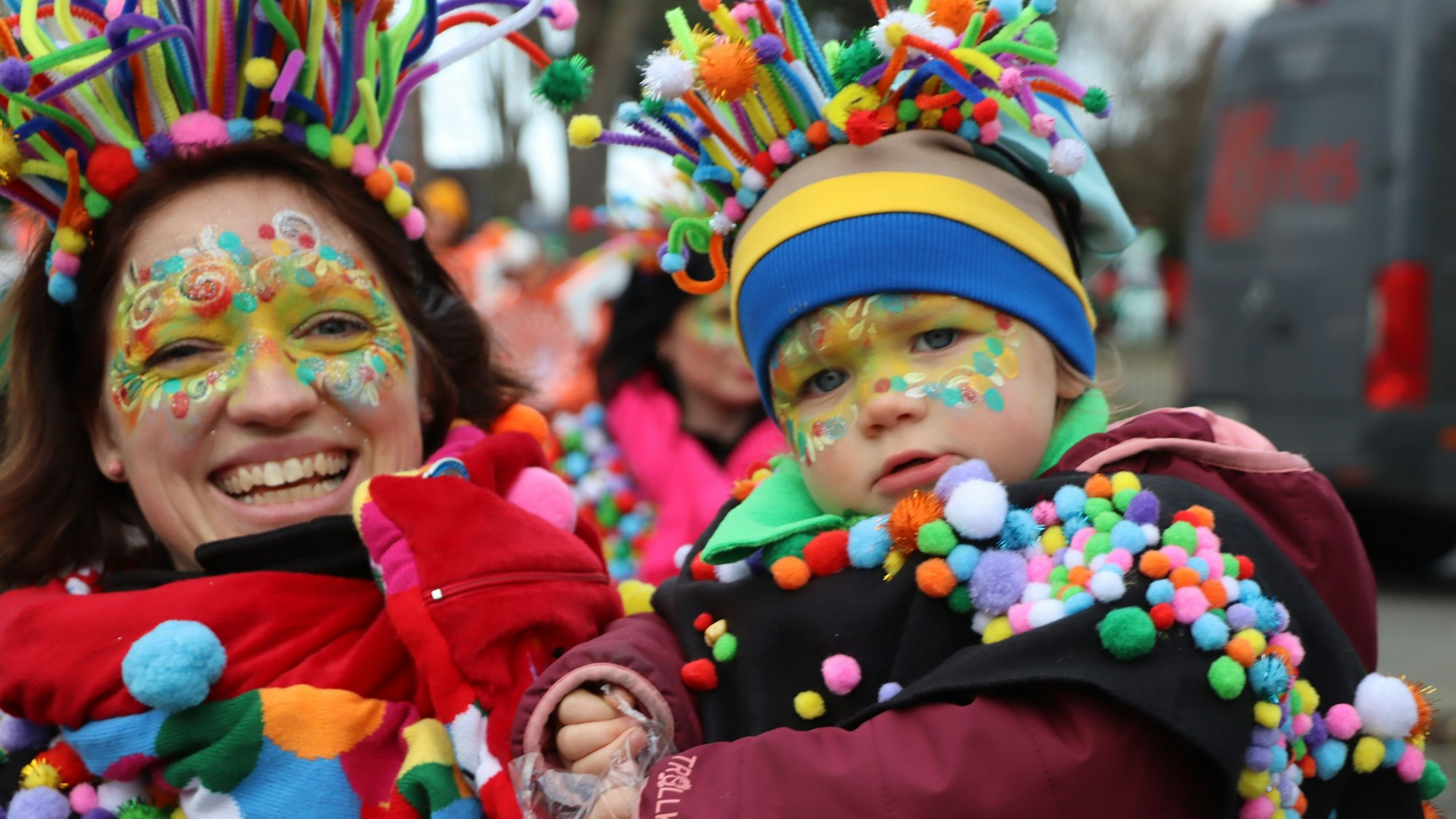 Die Jecken der KG „Jeck op Jück“ lieben Konfetti und haben sich deswegen gleich selber als buntes Konfetti auf den Weg gemacht.