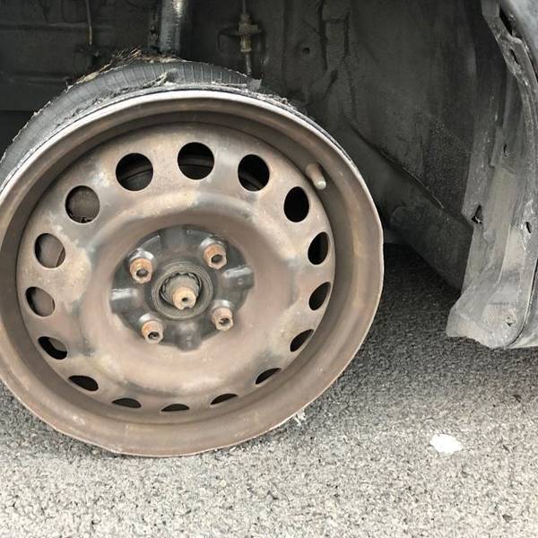 Eine 42-jährige Frau ist in Hürth unter Drogeneinfluss und mit nur drei Reifen Auto gefahren und dabei von der Polizei erwischt worden.
