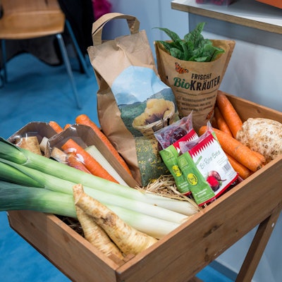 Regionales und saisonales Gemüse an einem Stand auf der Biofach. Bio-Produkte sind wieder beliebter.