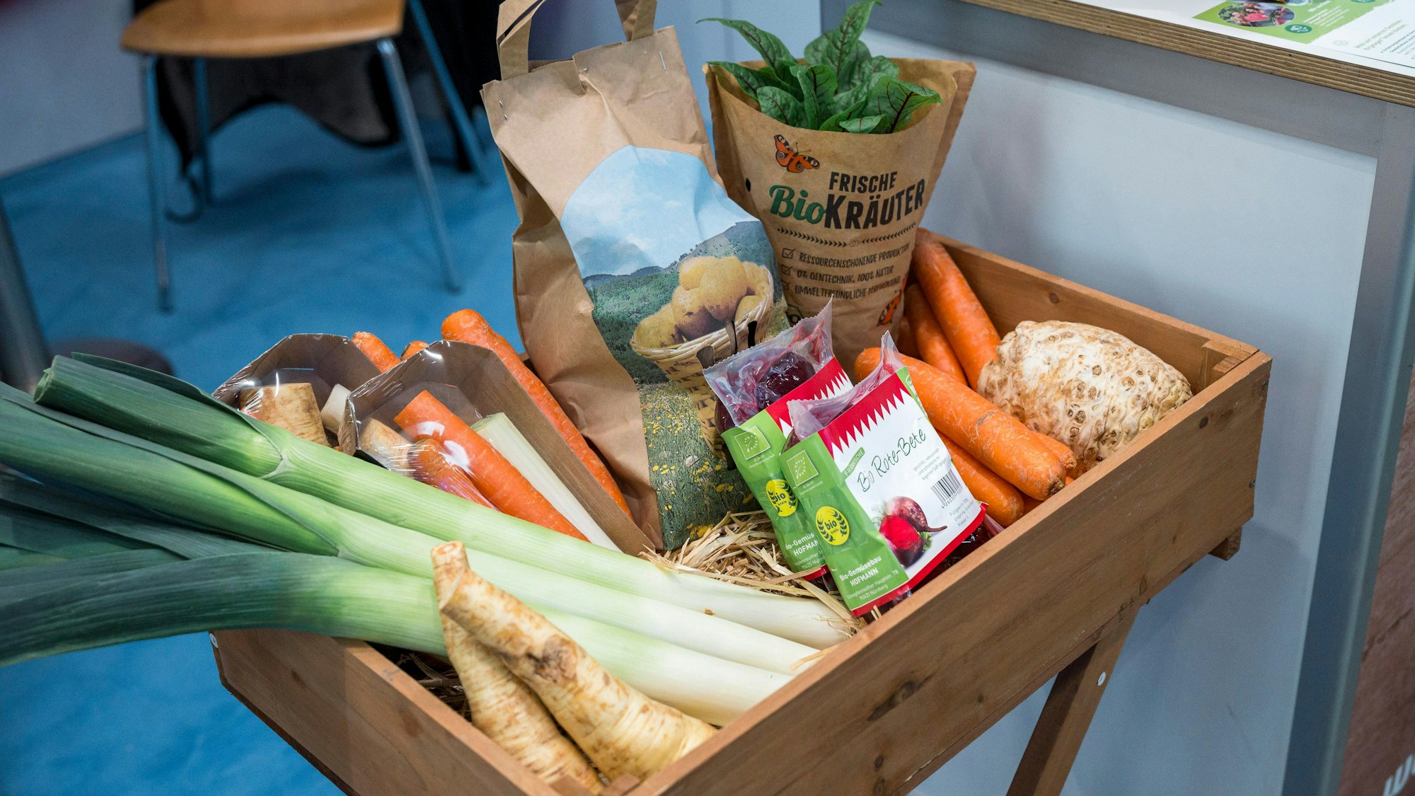 Regionales und saisonales Gemüse an einem Stand auf der Biofach. Bio-Produkte sind wieder beliebter.