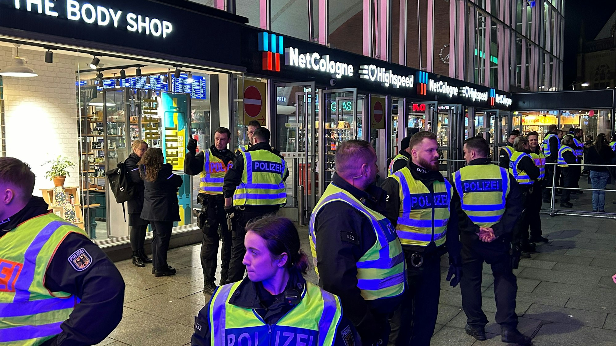 Polizisten sperrten den Haupteingang ab.