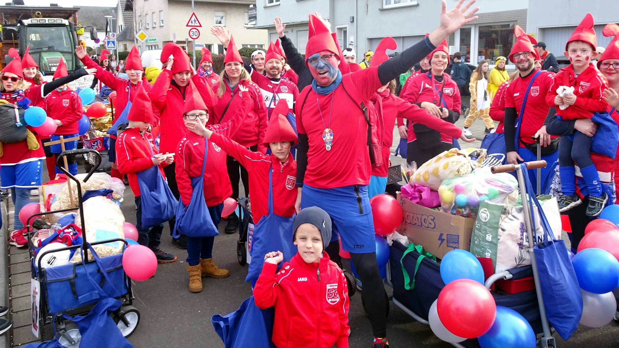 Viele Fußballzwerge vom SC Rheinbach von 1913 gehen mit ihren Eltern und Betreuern mit dem Zug.