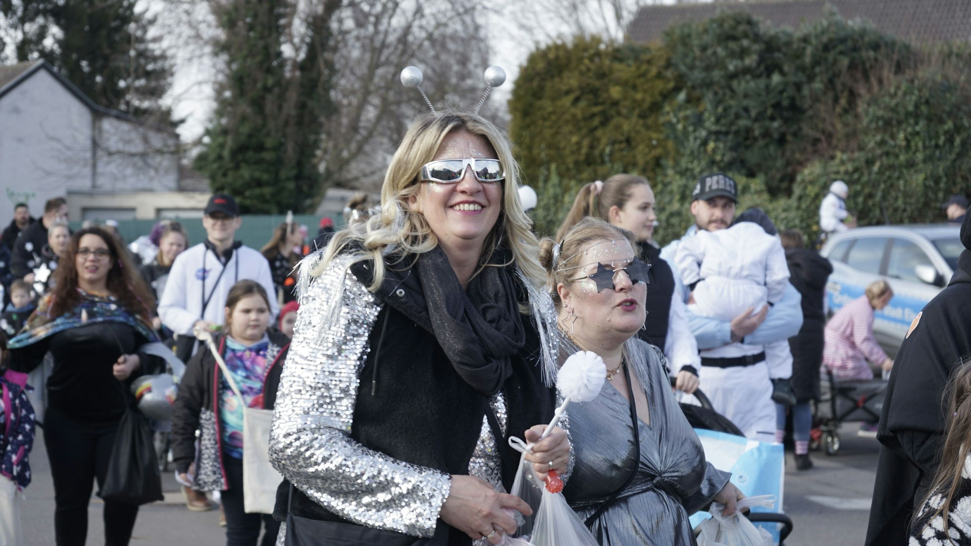 Als Außerirdische verkleidete Jecken.