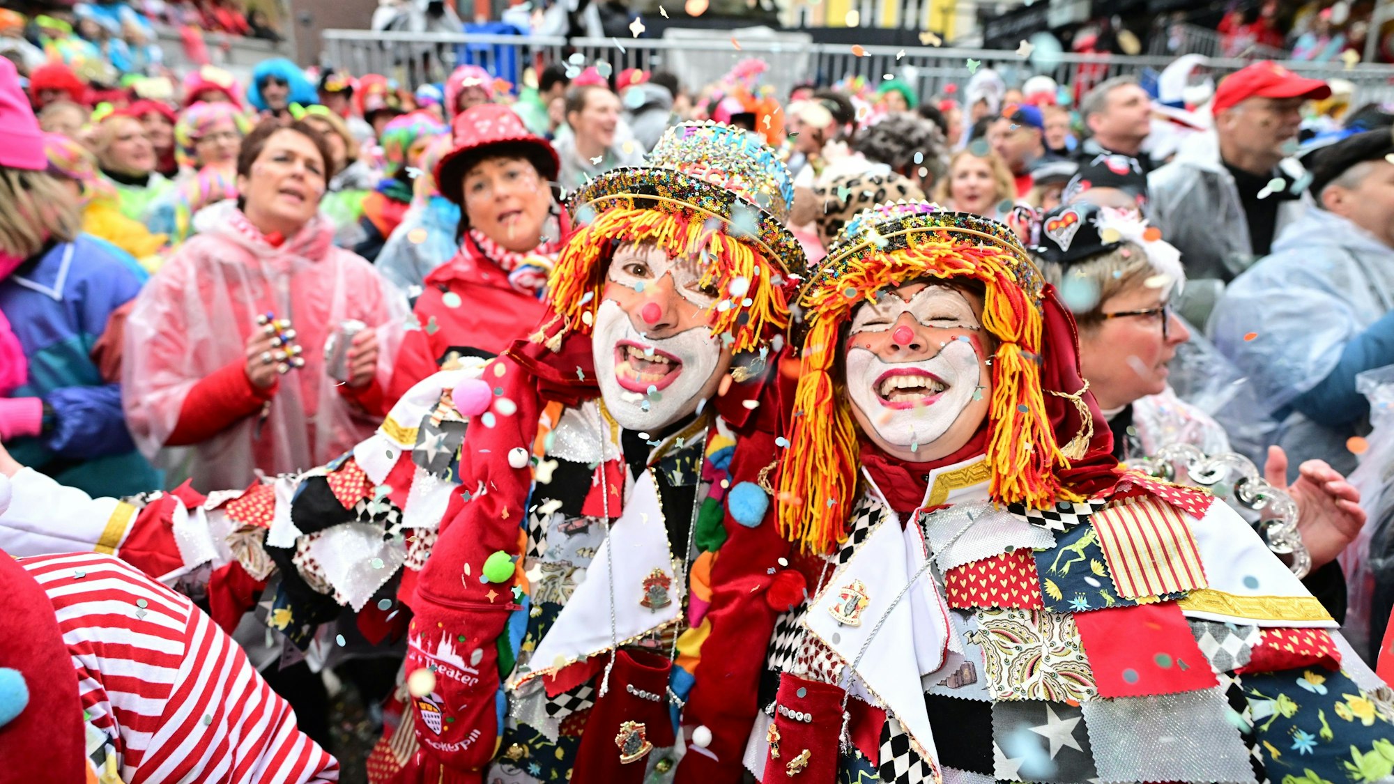 Fröhliche Gesichter bei der Eröffnung des Straßenkarnevals an Weiberfastnacht auf dem Alter Markt.