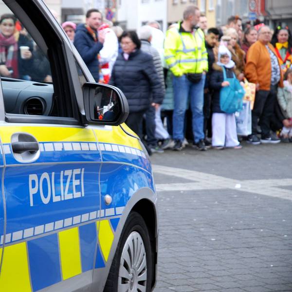Das Bild zeigt einen Streifenwagen am Karnevalszug.