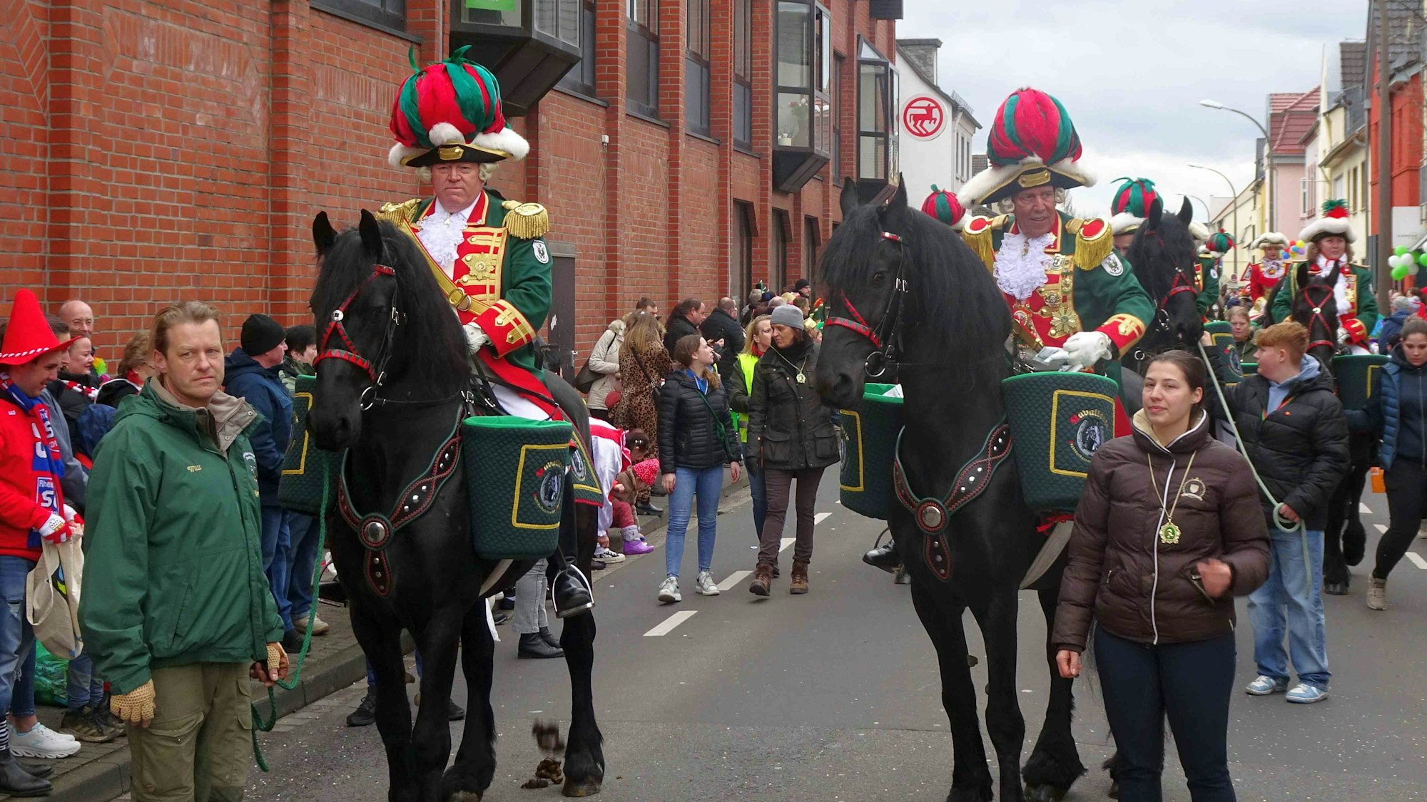 Veilchendienstagszug in Rheinbach: Vorweg reitet die Kavallerie des Stadtsoldatencorps 1905 Rheinbach.