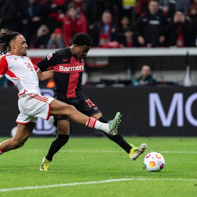 Half fleißig mit, die Münchner um Sacha Boey gehörig durcheinanderzuwirbeln: Leverkusens Nathan Tella (rechts).