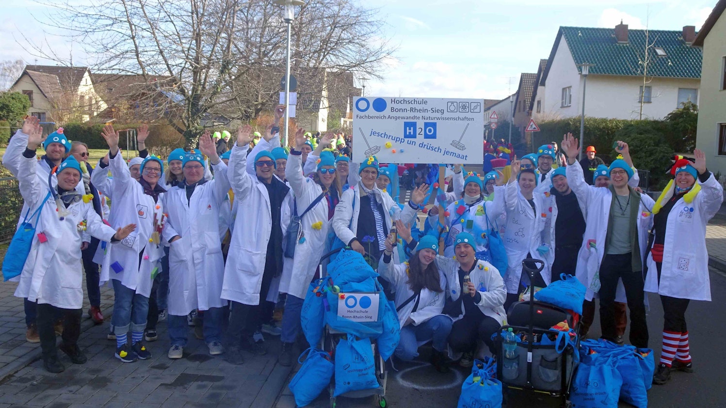 Verkleidete Mitarbeiter und Studenten der Hochschule Bonn-Rhein-Sieg bei Zug durch Rheinbachs Kernstadt.