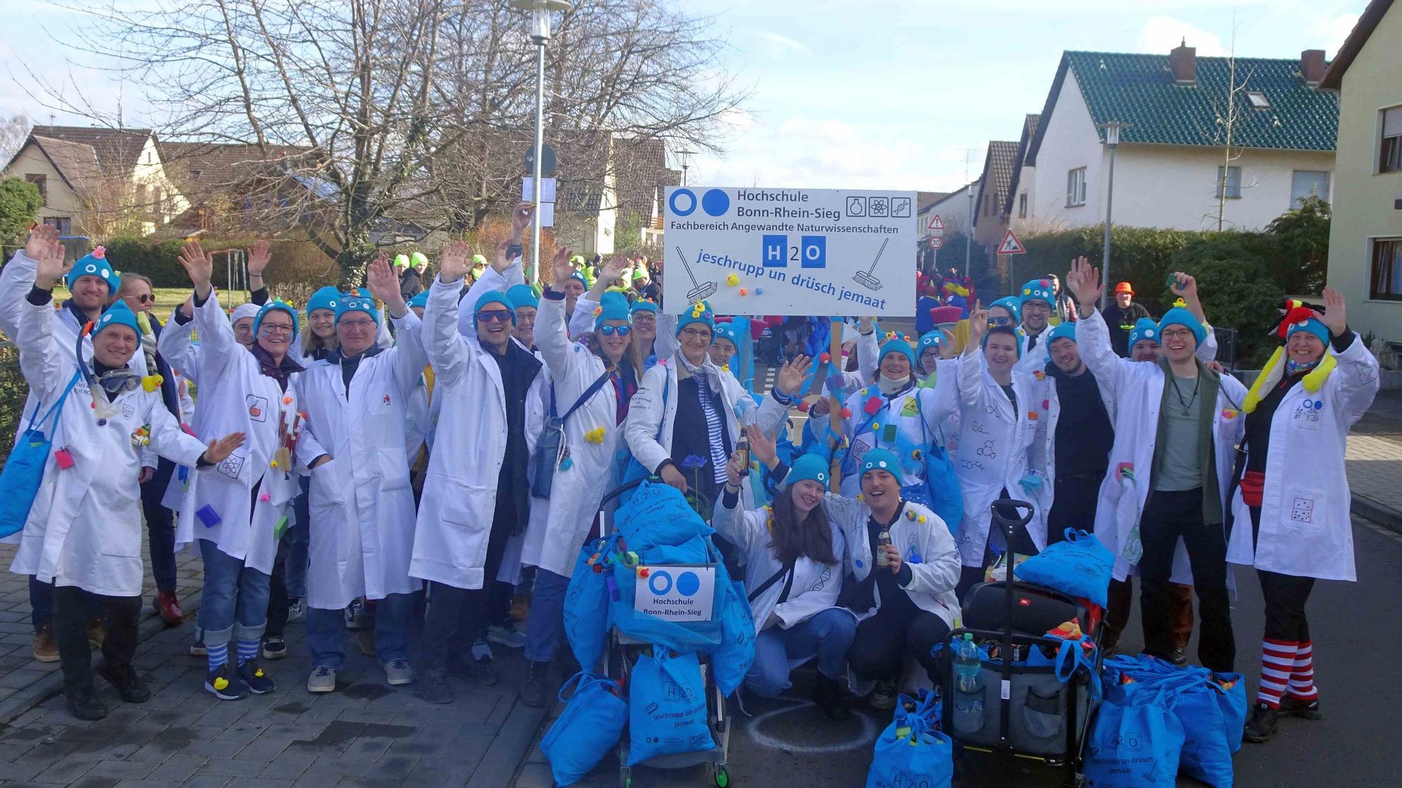 Verkleidete Mitarbeiter und Studenten der Hochschule Bonn-Rhein-Sieg bei Zug durch Rheinbachs Kernstadt.