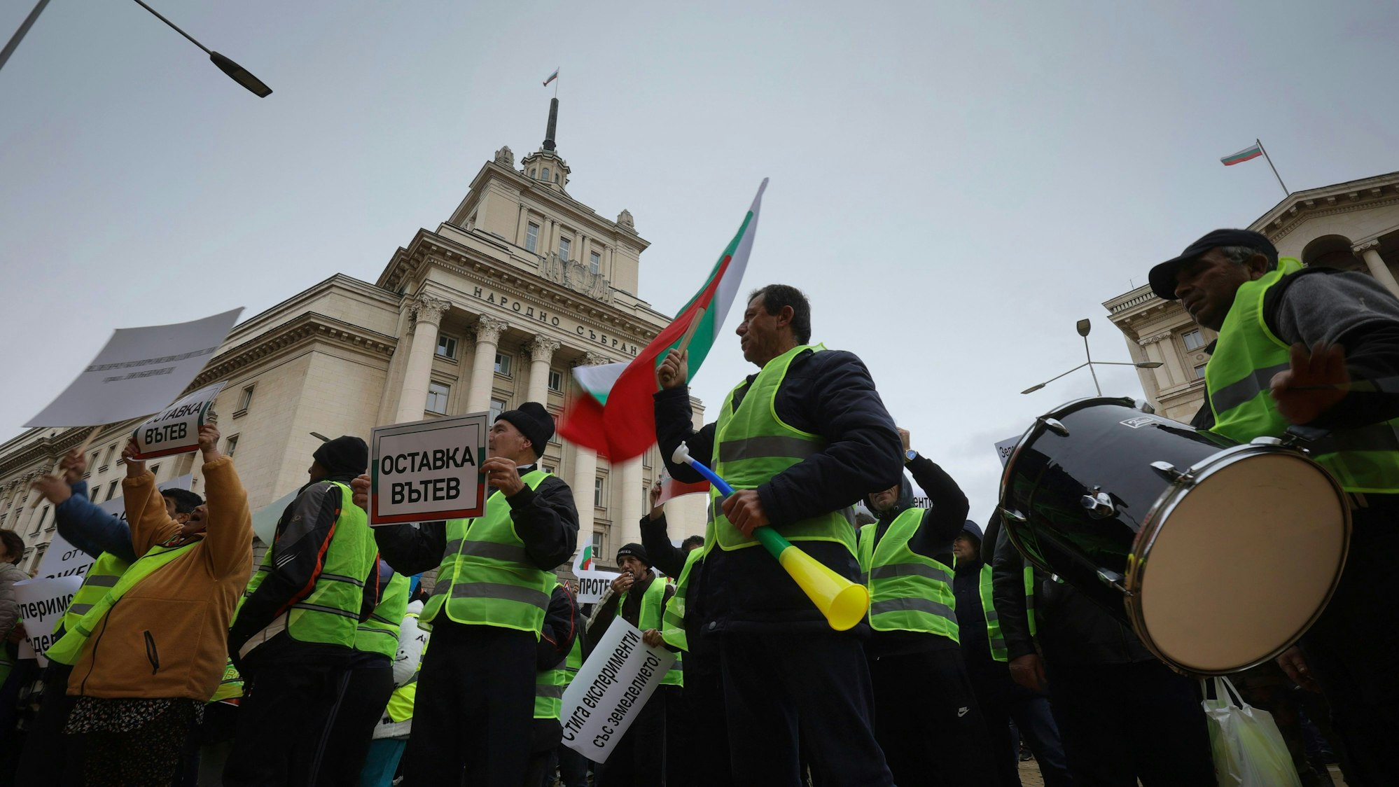 Menschen nehmen an einem Bauernprotest vor dem Hauptsitz der bulgarischen Regierung teil.