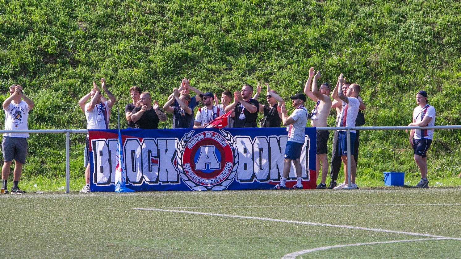 Aufnahme einer Gruppe von 15 Fußballfans