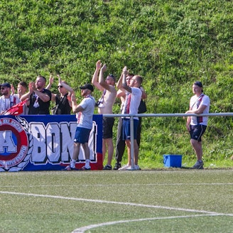 Aufnahme einer Gruppe von 15 Fußballfans