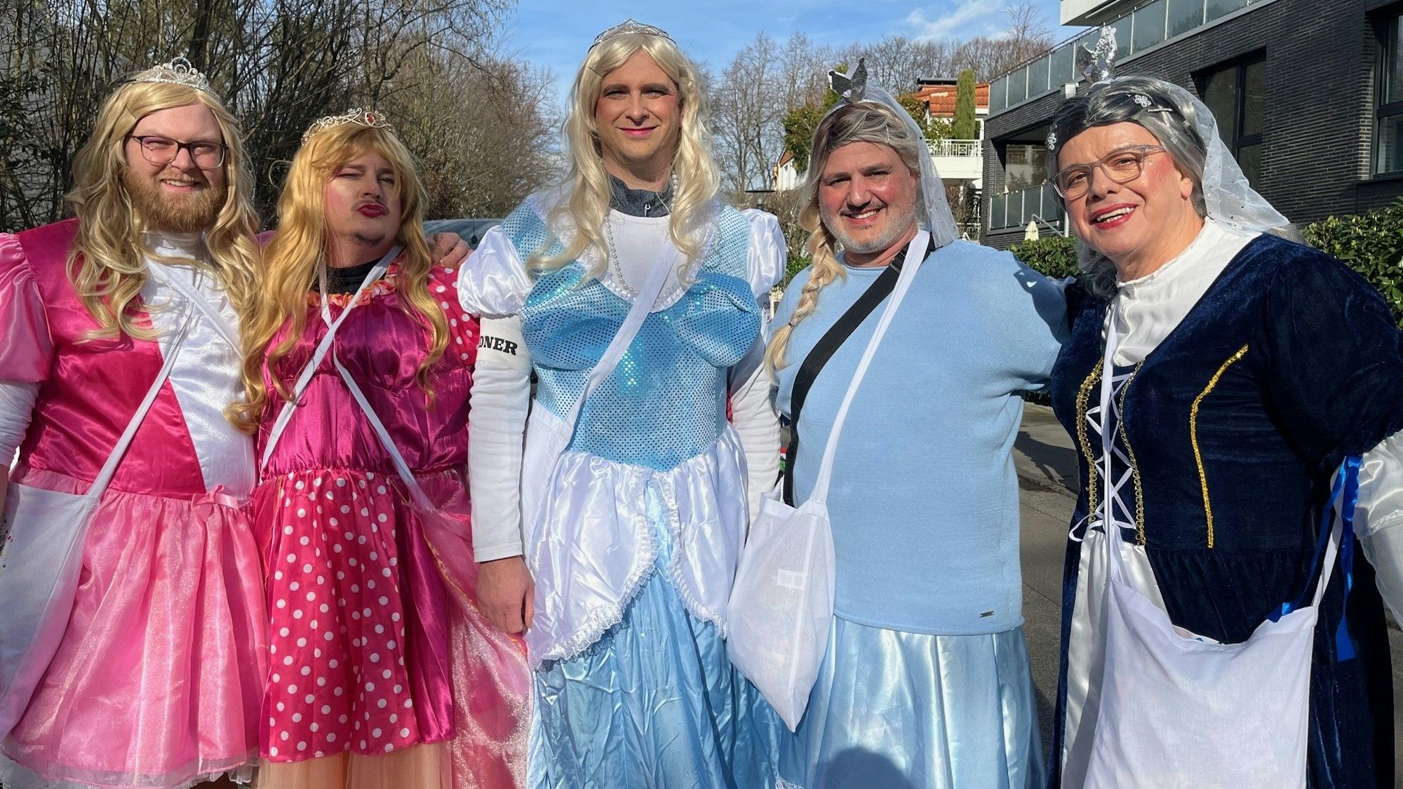 „Prinzessinnen“ beim Karnevalszug in Junkersdorf.