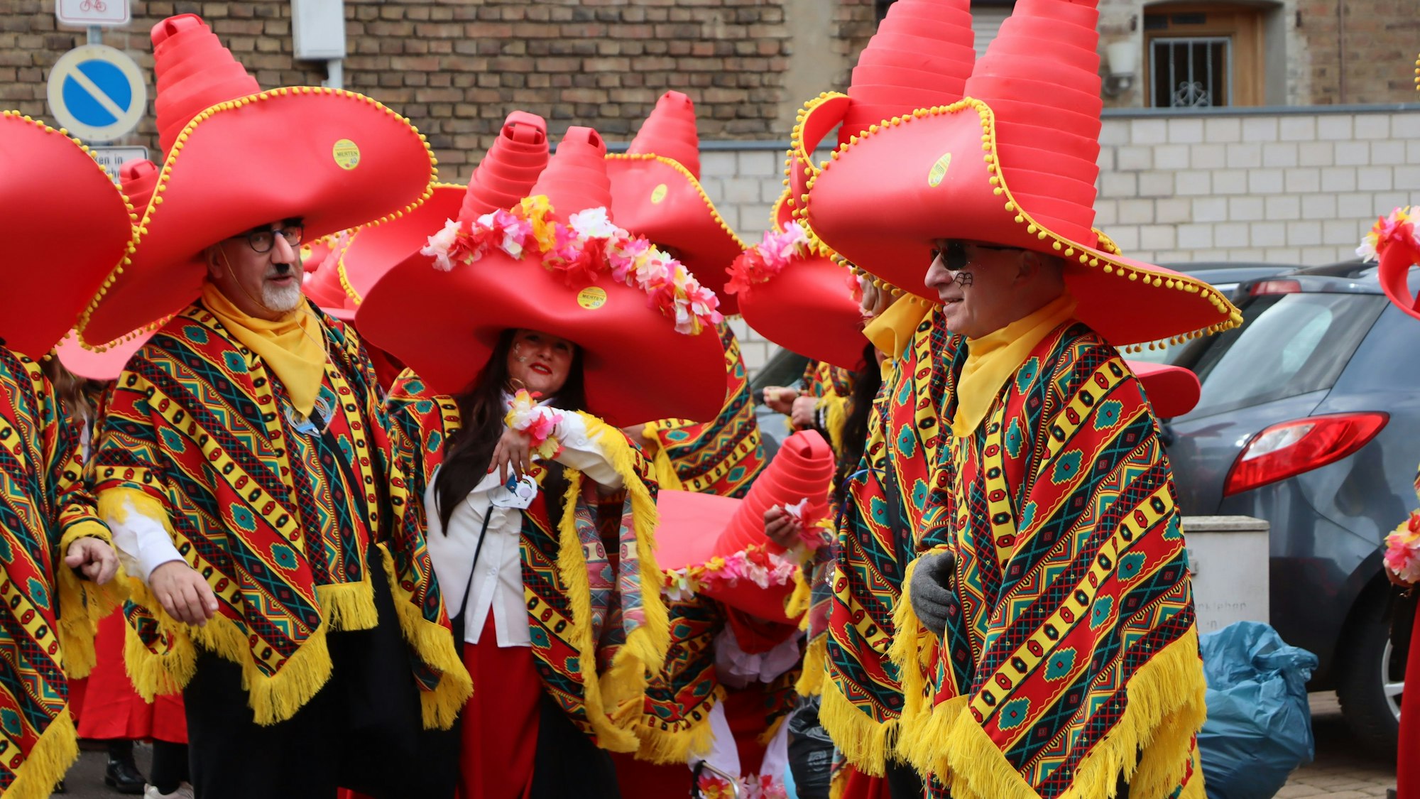 „Alaaf und Arriba - Fiesta Merticana“ riefen die rund 50 Mexikaner der Karnevalsfreunde. Auch sie feierten 40. Zugjubiläum.