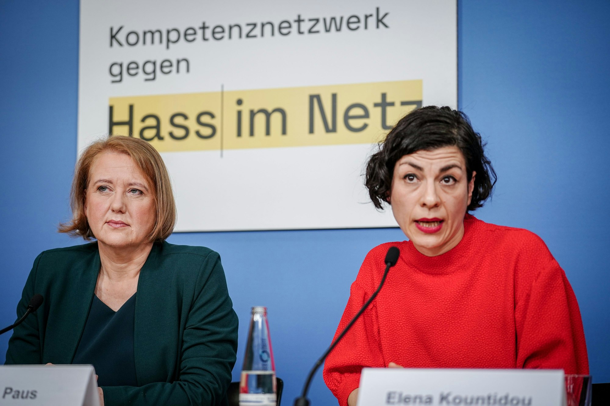 13.02.2024, Berlin: Lisa Paus (l, Bündnis 90/Die Grünen), Bundesministerin für Familie, Senioren, Frauen und Jugend, nimmt neben Elena Kountidou an einer Pressekonferenz zur Vorstellung der Studie zum Hass im Netz teil.