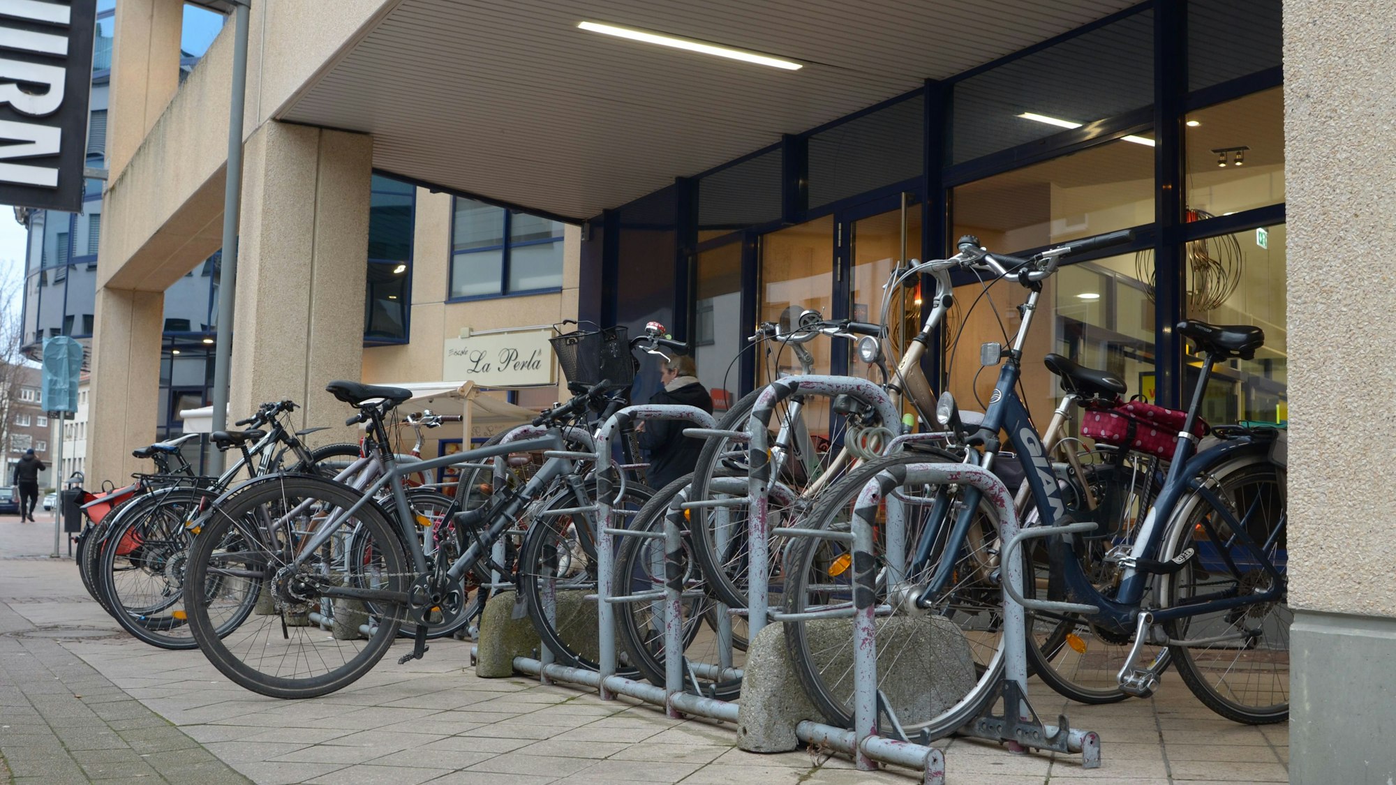 Die Fahrradabstellanlage an der Veybachstraße.