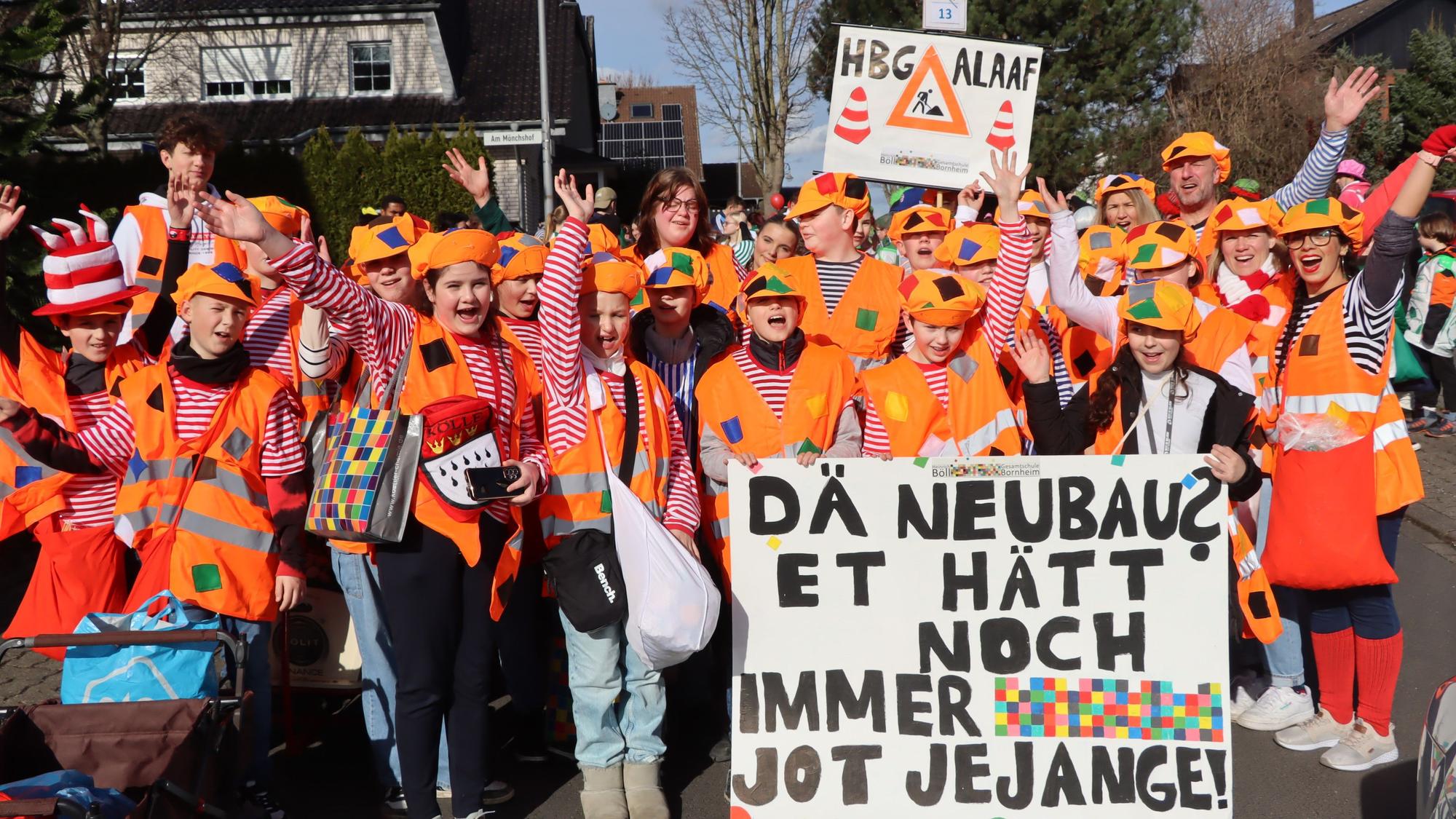 Die Optimisten der Heinrich Böll Schule kamen direkt als Bauarbeiter und ließen alle wissen: „Et hätt noch immer jot jejange.“