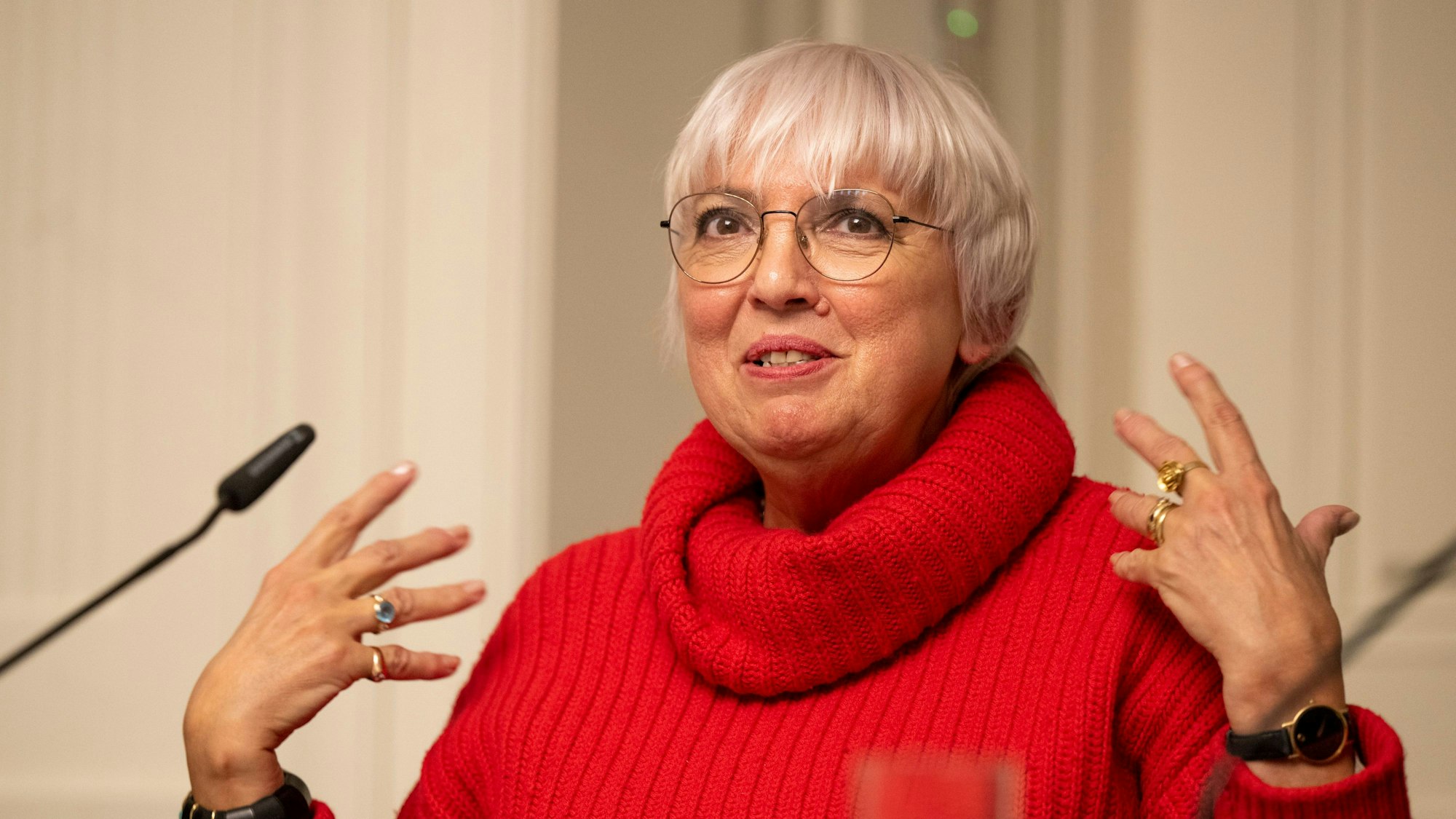 Claudia Roth (Bündnis 90/Die Grünen), Kulturstaatsministerin, spricht bei einer Pressekonferenz in Berlin.