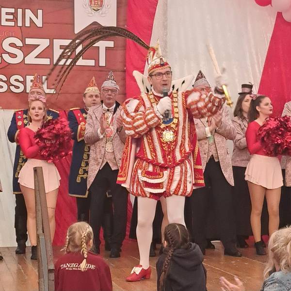 Markus I., Prinz in Niederkassel-Rheidt, singt im Festzelt auf dem Niederkasseler Rathausplatz im Prinzenornat seinen Sessionshit "Für et Dörp".