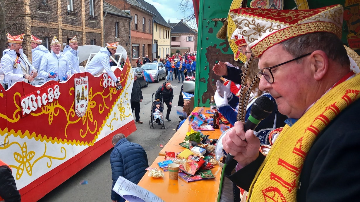 Der Moderator wies auf Alois Hostnik (3.v.r. auf dem Wagen) mit 91 Jahren bei den Wiess Fräck hin
