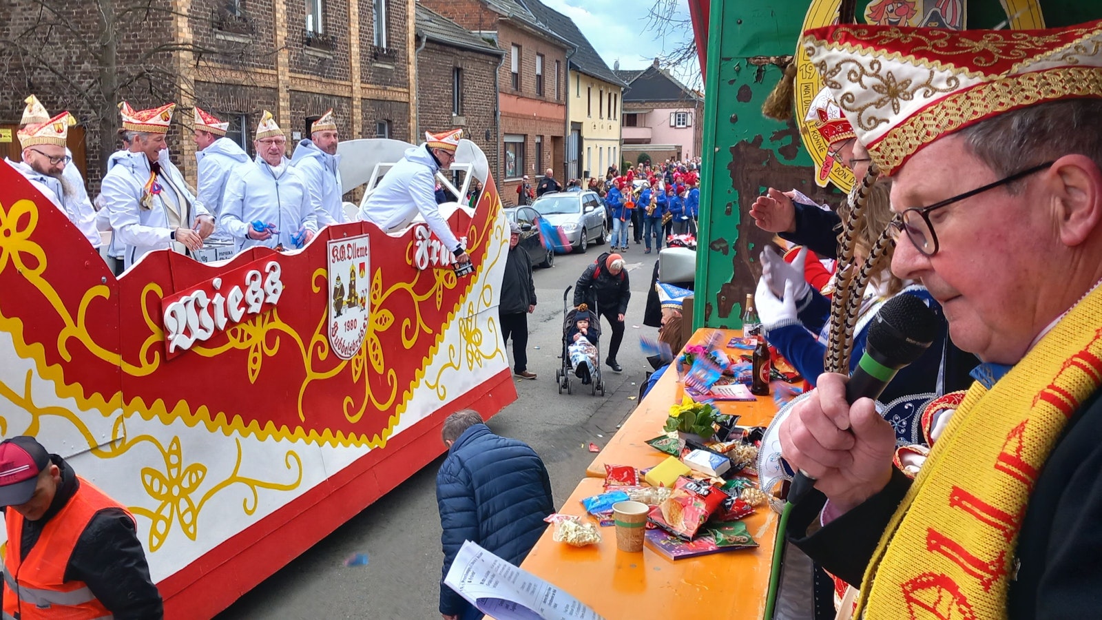 Der Moderator wies auf Alois Hostnik (3.v.r. auf dem Wagen) mit 91 Jahren bei den Wiess Fräck hin