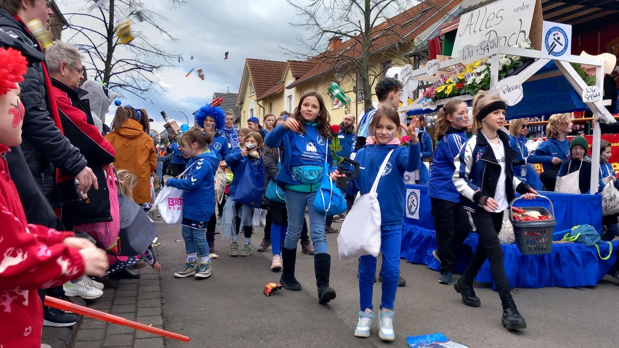 Die Handballgruppe Ollheim-Straßfeld mit 60 Kindern, Eltern und Trainern