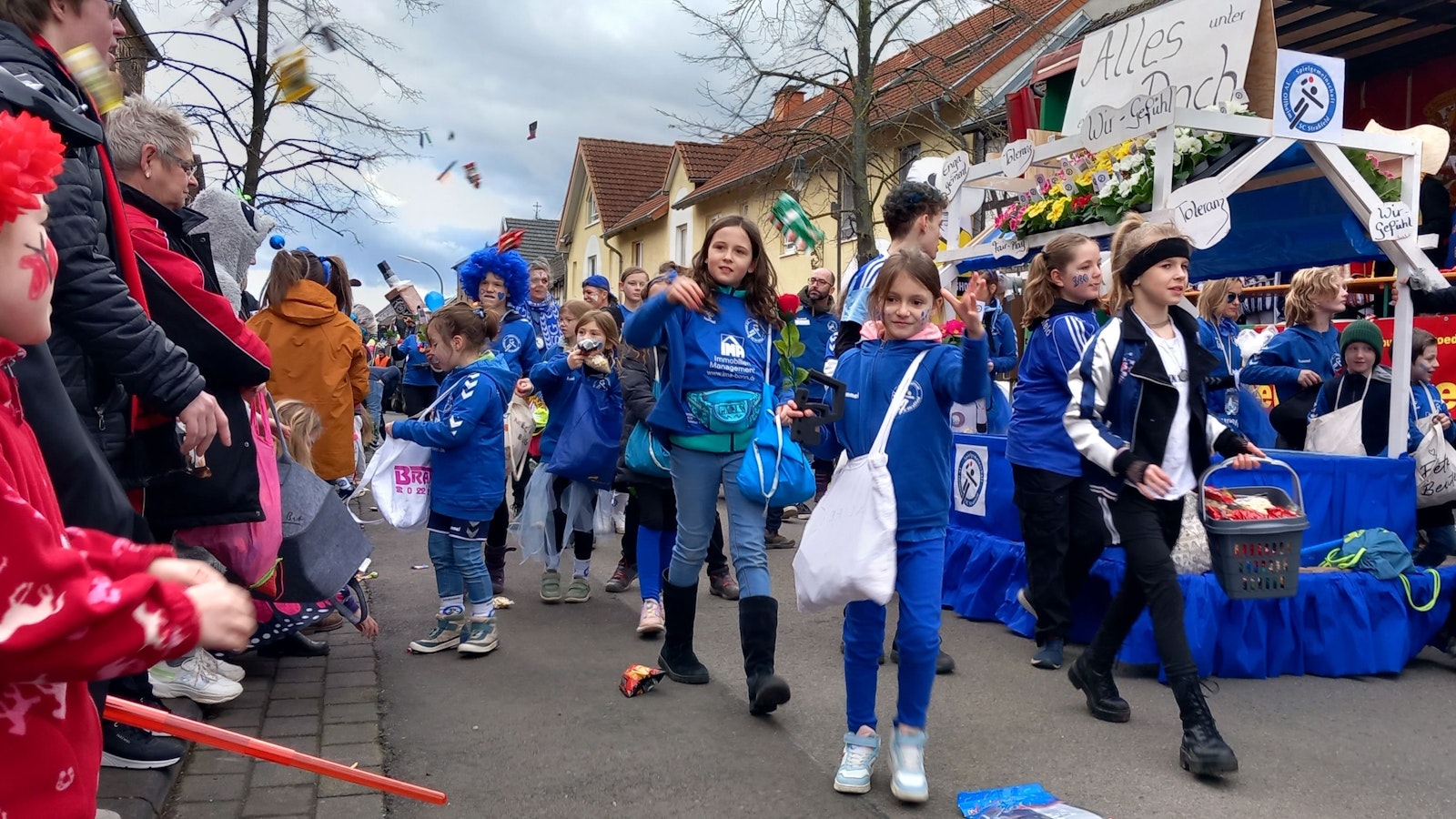 Die Handballgruppe Ollheim-Straßfeld mit 60 Kindern, Eltern und Trainern
